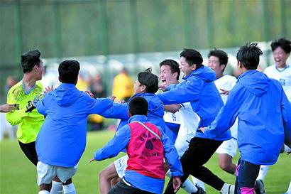 犹他爵士逆转击败篮网，豪取两连胜，马尔卡宁和乔治表现突出，篮网失误和外线投射不佳。